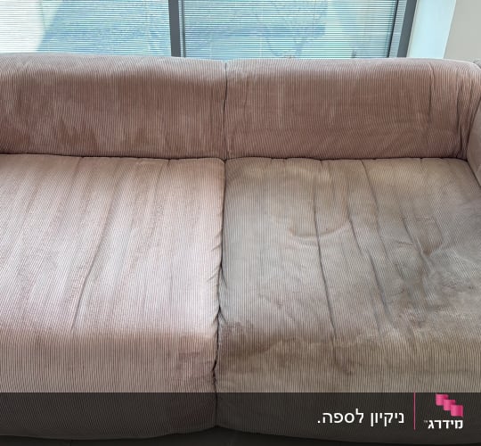 ספה עם כתמים לפני ניקוי